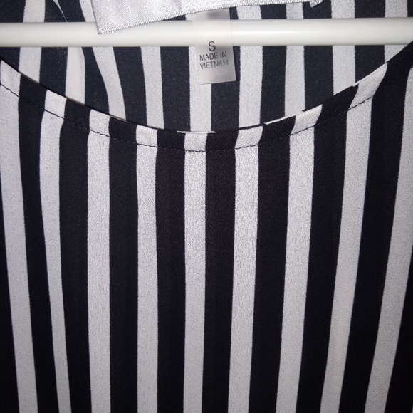 3/$10 Jones Studio Open Shoulder Short Sleeve Pinstripe Top Size Small - Picture 4 of 7